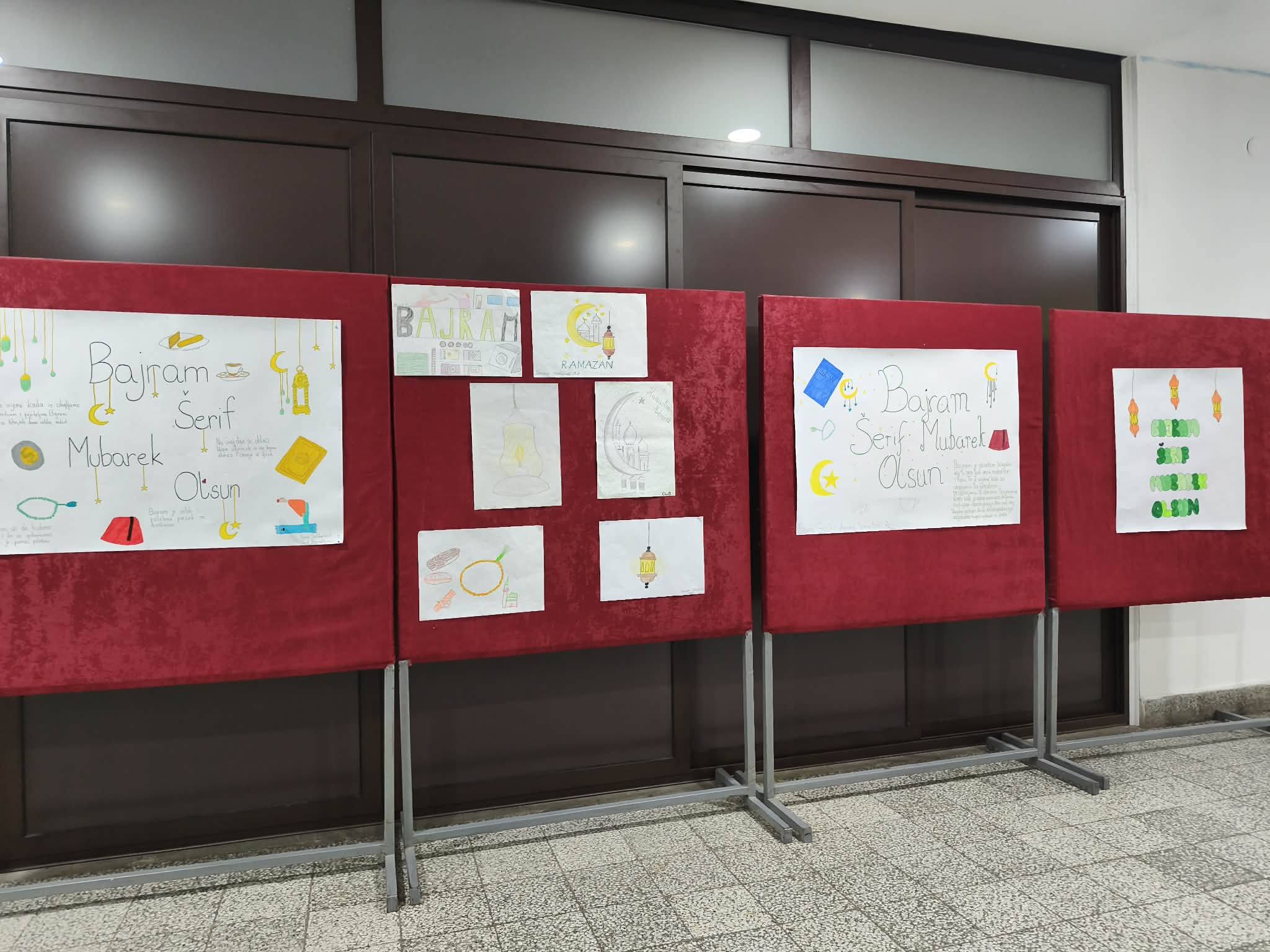 Učenici 2.a, 3.b i učenici predmetne nastave su sa svojim učiteljicama Almom Mujagić, Emirom Serdar i Eminom Zilić pripremili tematsku izložbu povodom Bajrama.